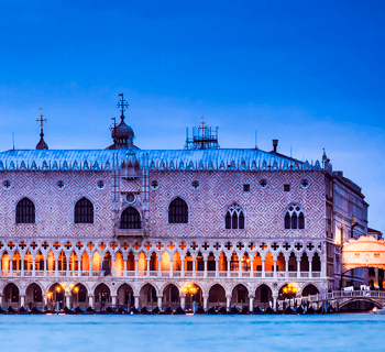 Venecia: Entre el Encanto Eterno y el Desafío del Turismo Sostenible