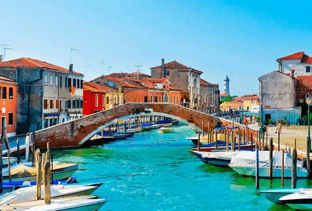 Venecia: Entre el Encanto Eterno y el Desafío del Turismo Sostenible