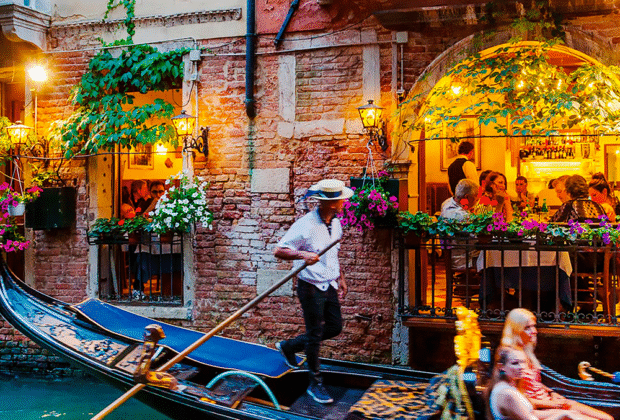 Venecia: Entre el Encanto Eterno y el Desafío del Turismo Sostenible