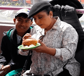 Mujeres dueñas de carritos de comida de La Paz y El Alto fortalecen sus emprendimientos con capacitaciones