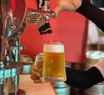 Chopp, brasas y música en vivo: así se vive la experiencia Paceña de 360° en la Expocruz 2025