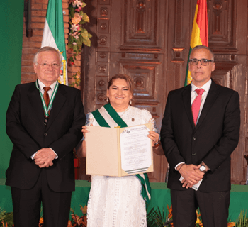 Clínica de Las Américas recibe el Honor al Mérito Municipal en el 215° Aniversario de la Gesta Libertaria de Santa Cruz