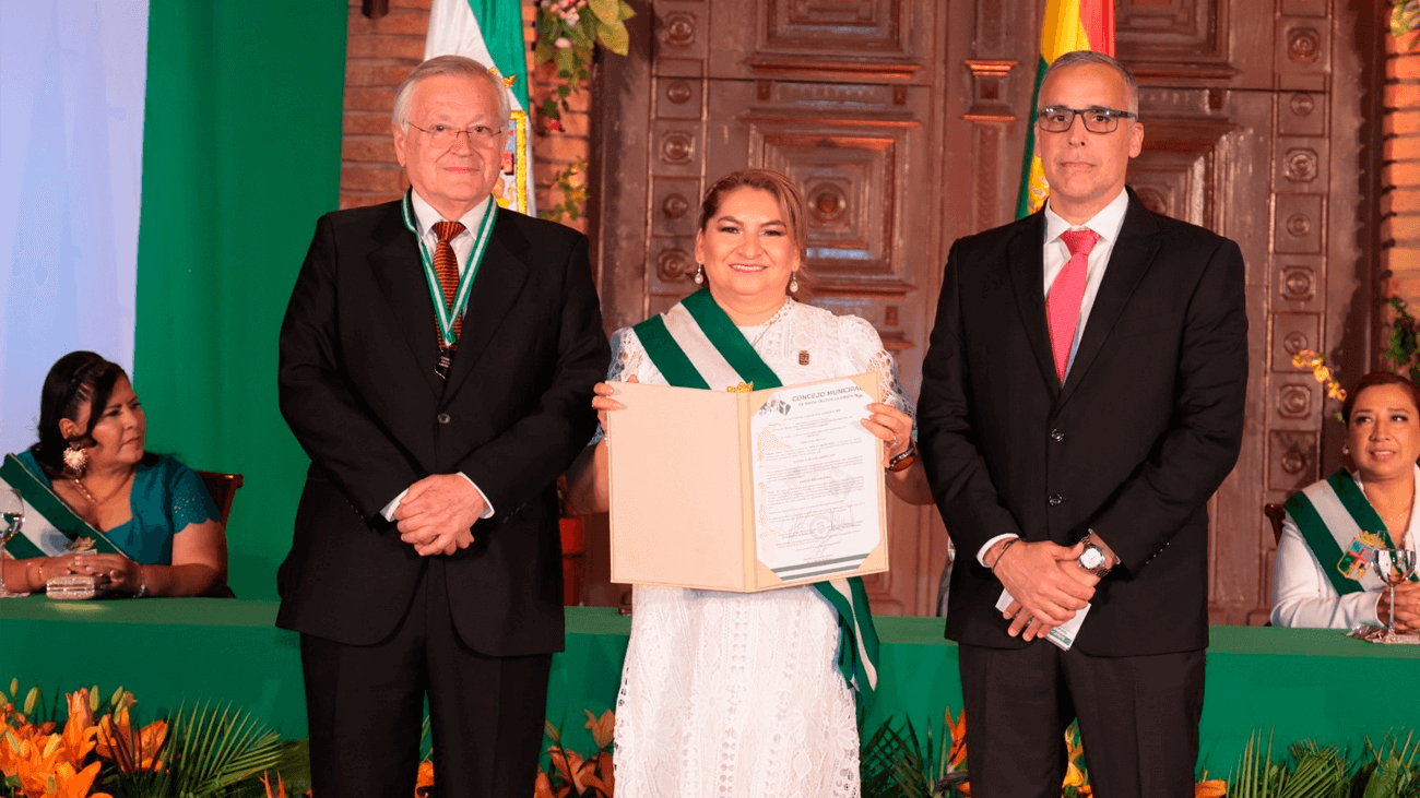 Clínica de Las Américas recibe el Honor al Mérito Municipal en el 215° Aniversario de la Gesta Libertaria de Santa Cruz