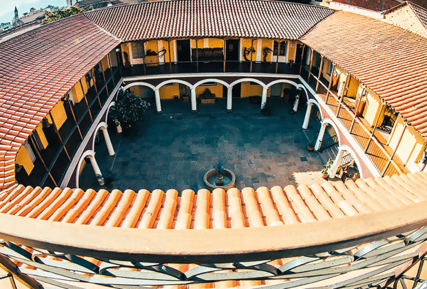 Estancias y casonas coloniales en los valles de Cochabamba y Santa Cruz