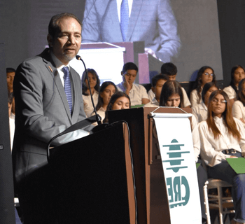 Orgullo cruceño: CRE celebró su 63 aniversario con 100 becas universitarias, 26 nuevos profesionales
