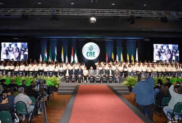 Orgullo cruceño: CRE celebró su 63 aniversario con 100 becas universitarias, 26 nuevos profesionales