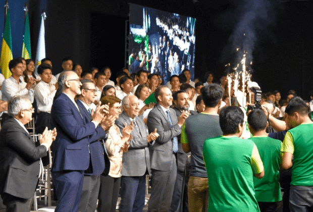 Orgullo cruceño: CRE celebró su 63 aniversario con 100 becas universitarias, 26 nuevos profesionales