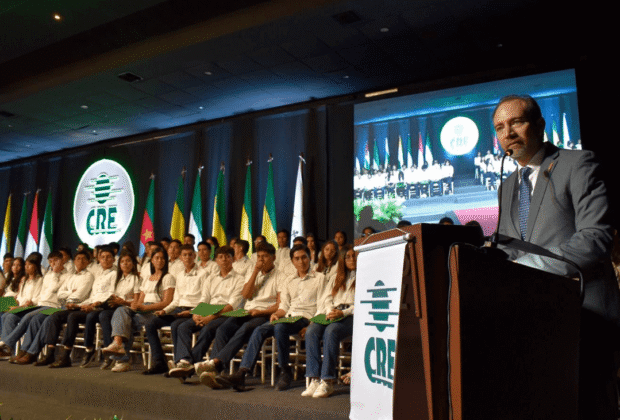 Orgullo cruceño: CRE celebró su 63 aniversario con 100 becas universitarias, 26 nuevos profesionales