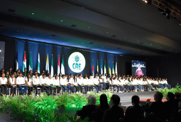 Orgullo cruceño: CRE celebró su 63 aniversario con 100 becas universitarias, 26 nuevos profesionales