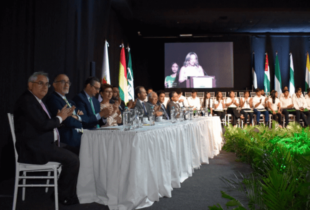 Orgullo cruceño: CRE celebró su 63 aniversario con 100 becas universitarias, 26 nuevos profesionales