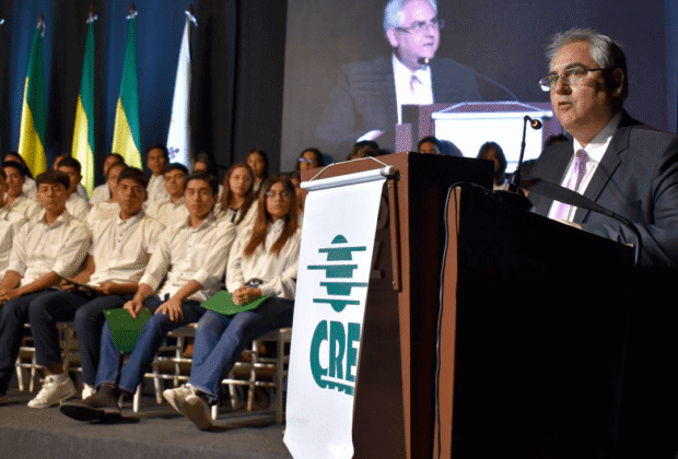 Orgullo cruceño: CRE celebró su 63 aniversario con 100 becas universitarias, 26 nuevos profesionales