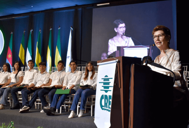 Orgullo cruceño: CRE celebró su 63 aniversario con 100 becas universitarias, 26 nuevos profesionales