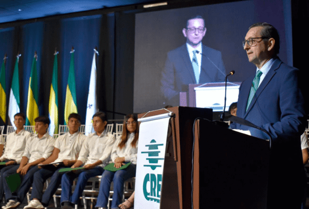 Orgullo cruceño: CRE celebró su 63 aniversario con 100 becas universitarias, 26 nuevos profesionales