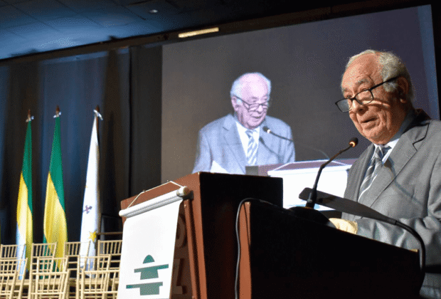 Orgullo cruceño: CRE celebró su 63 aniversario con 100 becas universitarias, 26 nuevos profesionales