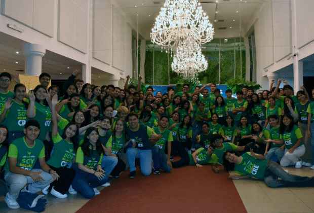 Orgullo cruceño: CRE celebró su 63 aniversario con 100 becas universitarias, 26 nuevos profesionales