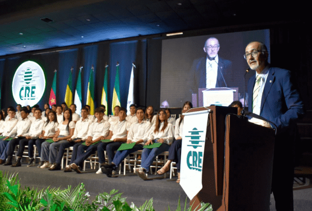 Orgullo cruceño: CRE celebró su 63 aniversario con 100 becas universitarias, 26 nuevos profesionales
