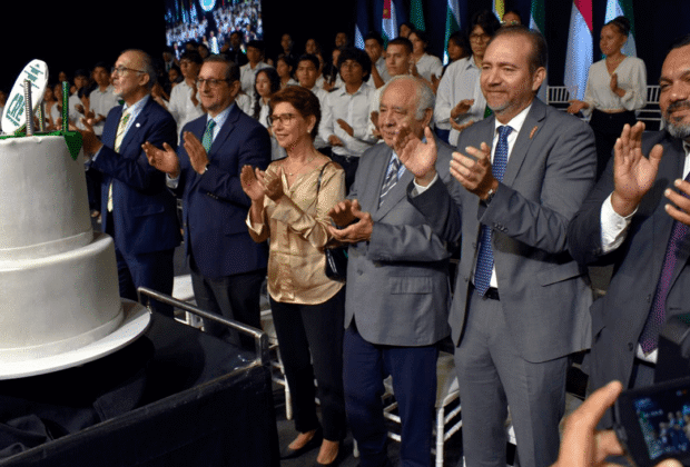 Orgullo cruceño: CRE celebró su 63 aniversario con 100 becas universitarias, 26 nuevos profesionales