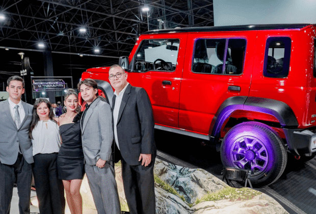 Suzuki celebra 15 años en la cima del mercado boliviano y lo festeja en la Fexco con sabor cochabambino