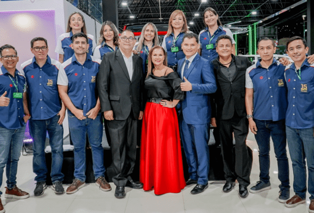 Suzuki celebra 15 años en la cima del mercado boliviano y lo festeja en la Fexco con sabor cochabambino